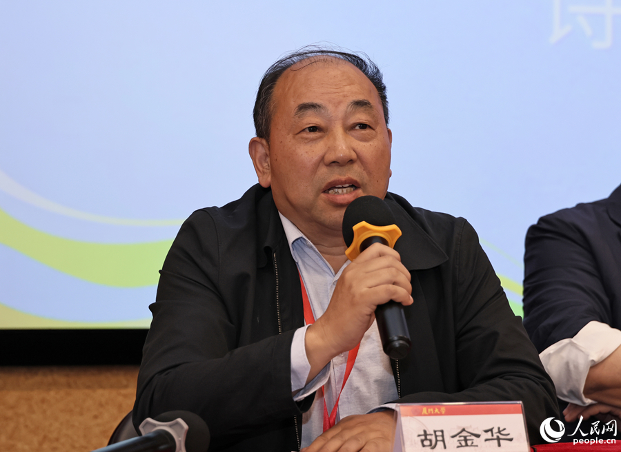 在“诗向何处去——日常与远方”环节，胡金华分享诗歌如何“长”出来。人民网记者 李昌乾摄