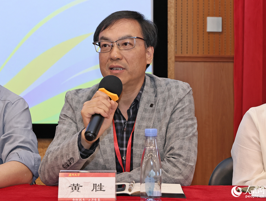 在“诗向何处去——日常与远方”环节，黄胜分享诗歌从视觉的缝隙中渗透。人民网记者 李昌乾摄