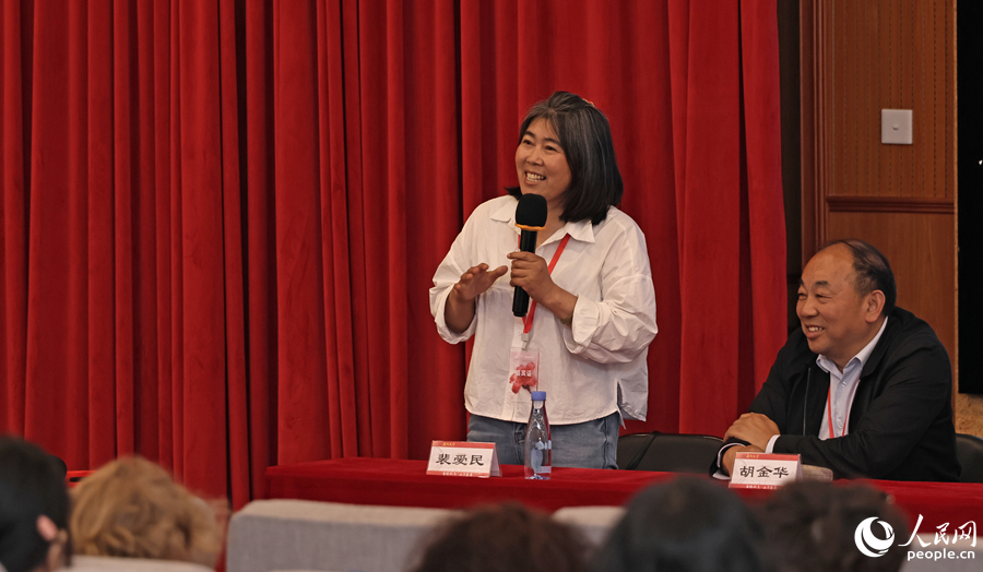 在“诗向何处去——日常与远方”环节，裴爱民分享诗歌如何在日常的劳作里拔节生长。人民网记者 李昌乾摄