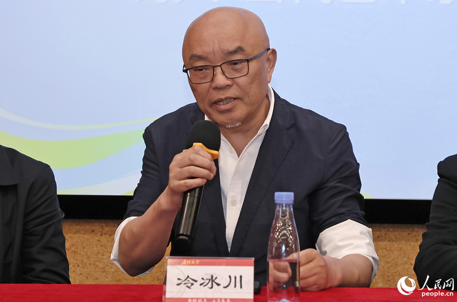 在“诗以何为桥——语言与边界”环节，冷冰川分享诗与画各有光芒。人民网记者 李昌乾摄