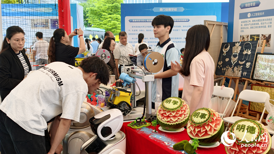 院校展示区域，学生们展示人工智能等“拿手绝活”。人民网记者 陈博摄