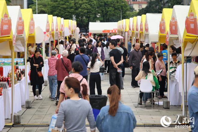 人头攒动的工会集市。人民网记者 陈博摄