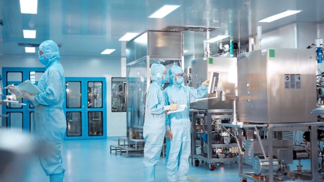 特宝生物纯化工作人员在生产车间进行层析工艺调控。企业供图