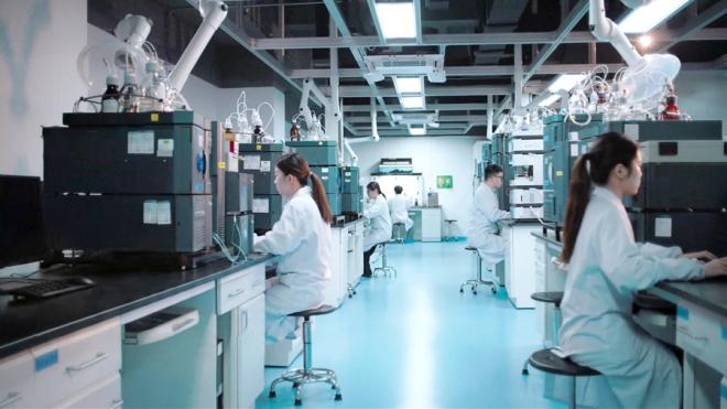 特宝生物科研人员在实验室进行质量分析测试。企业供图