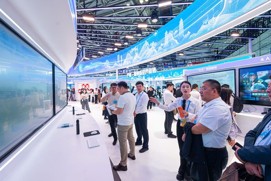 观众驻足参观福州空域监管服务平台