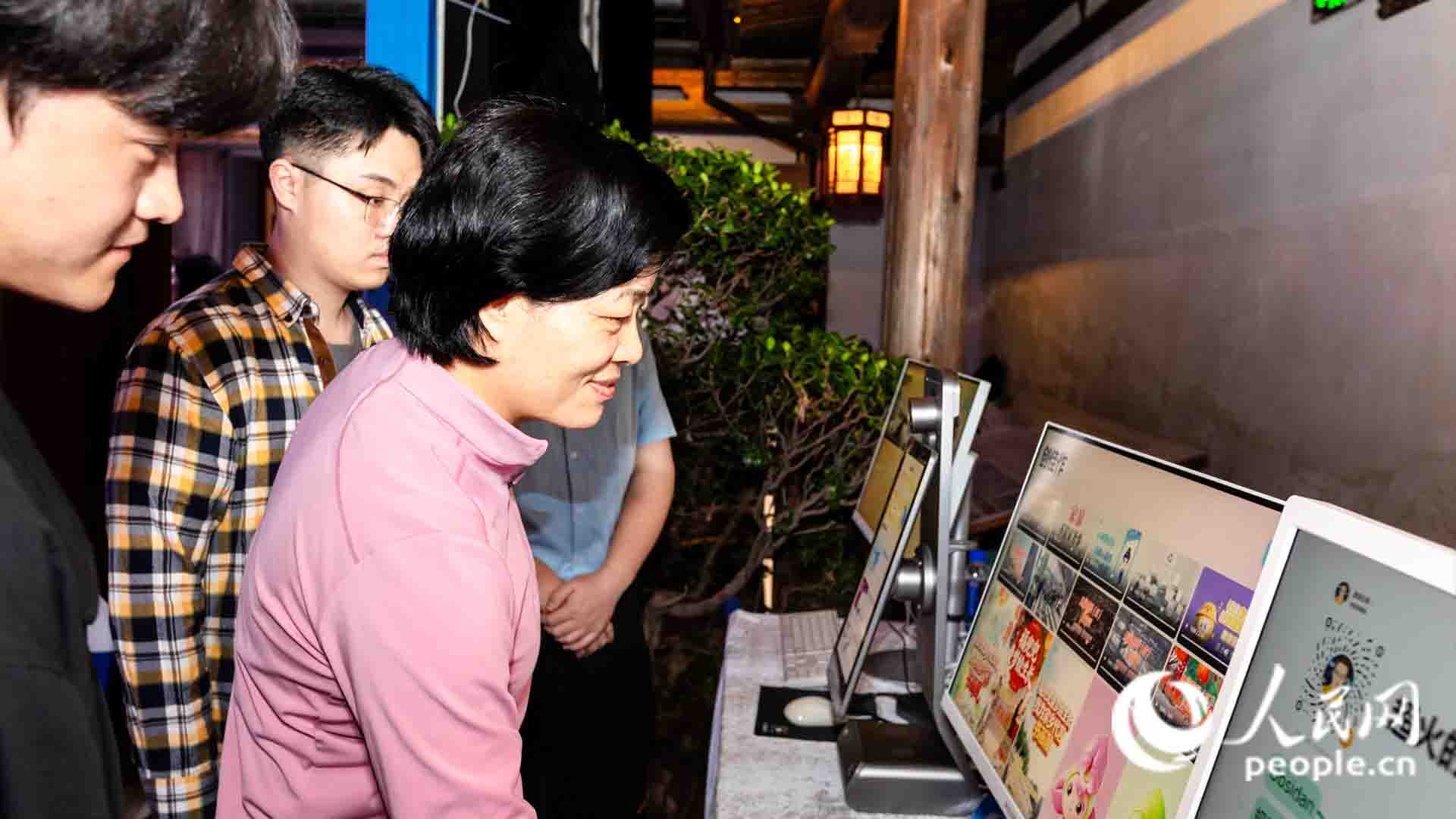 觀眾參觀AI成果展示區。人民網 攝