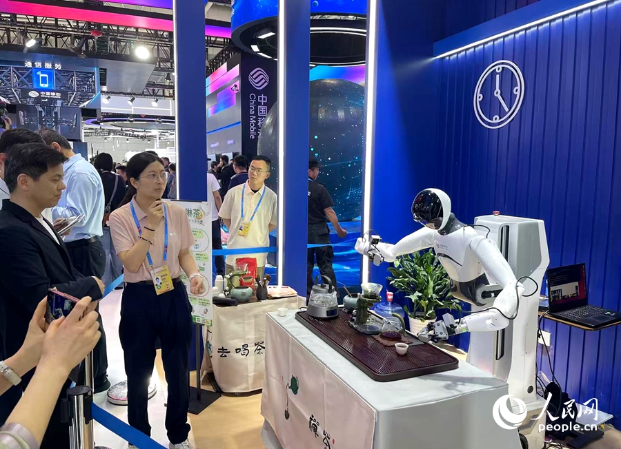 机器人泡茶展区吸引客商驻足。人民网记者 刘宝琴摄