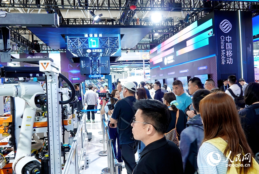 “AI+柔性制造”展区人头攒动。人民网记者 杨灏昱摄