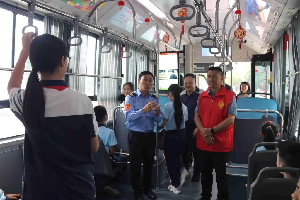 胡明華和司機志願者在公交車上開展現場教學