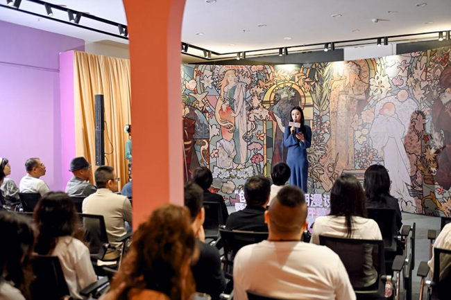 穆夏繁花美术馆馆长杨紫薇致辞。主办方供图