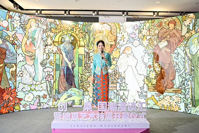 主持人作介绍。主办方供图