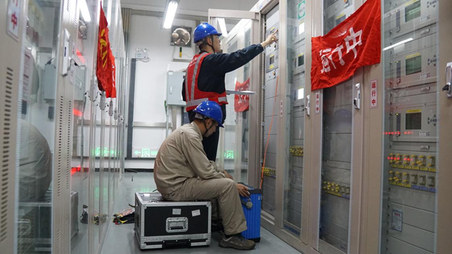 国网邵武市供电公司员工正在对保护设备进行校验。郭慧超摄