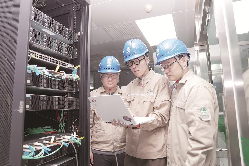 国网厦门供电公司信通中心团队在机房调试服务器。