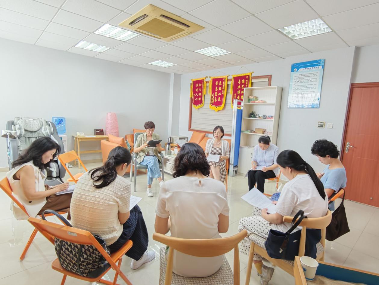 “知心姐姐”谈心室项目督导会。