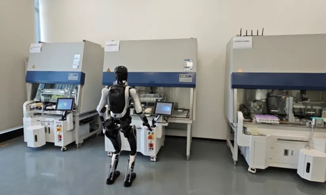 人形机器人走进医疗实验室。图片来源：福州新区发布