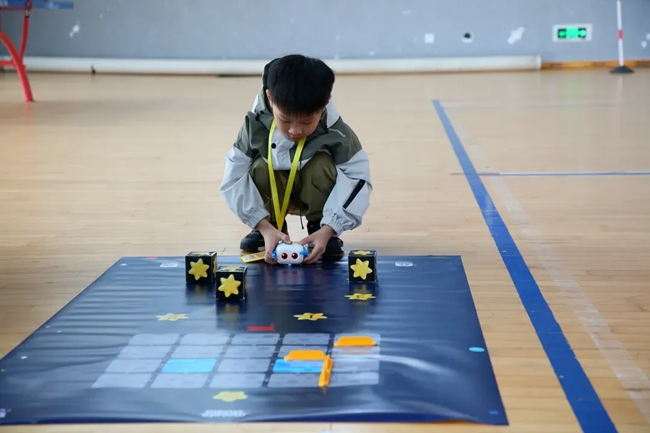 孩子正在操控机器人。王至莹摄