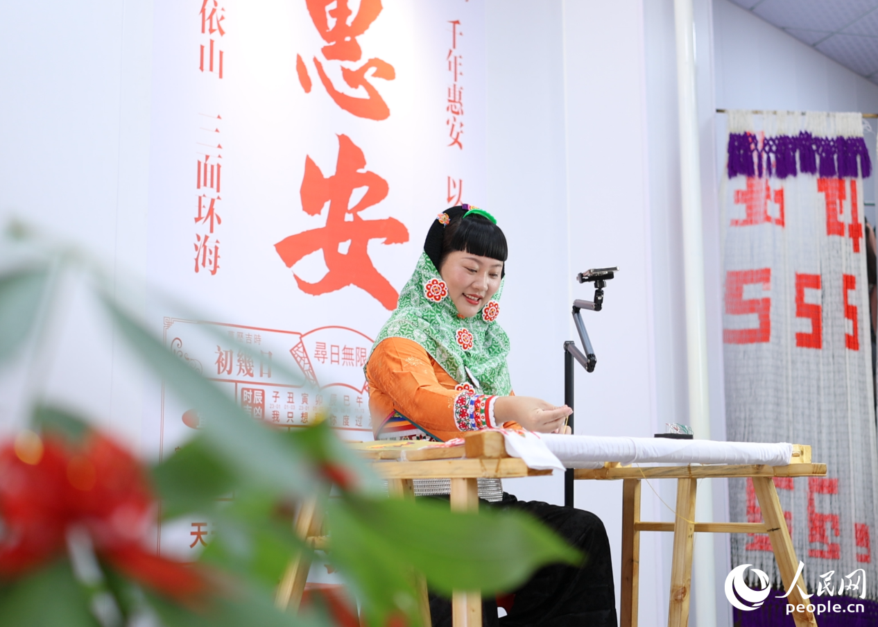 一位惠安女正在进行网络直播。人民网记者 李昌乾摄