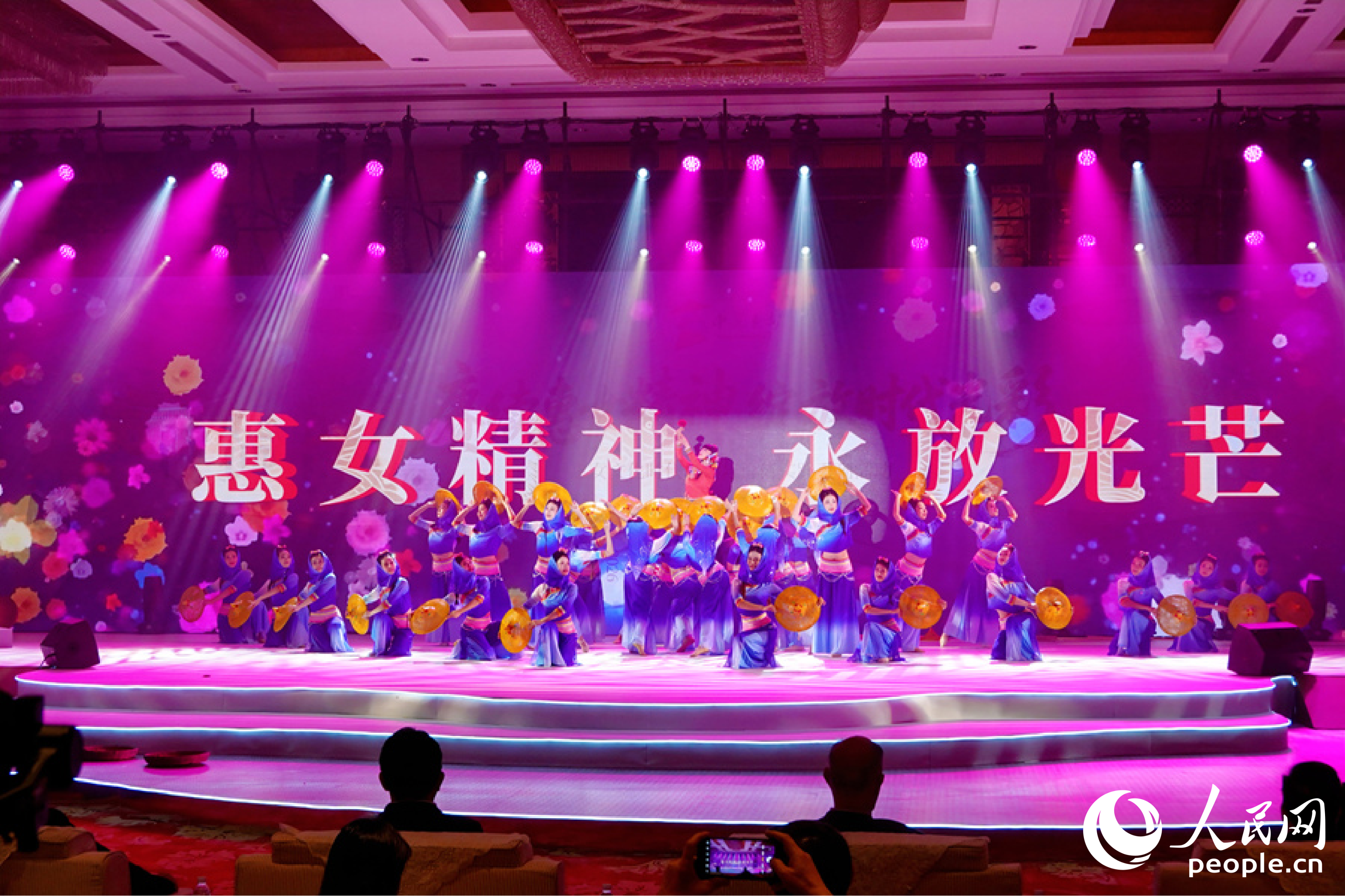 惠女文化时代创新与价值实践系列活动开幕式现场，惠安女身穿惠女服饰上台表演。人民网 杨灏昱摄