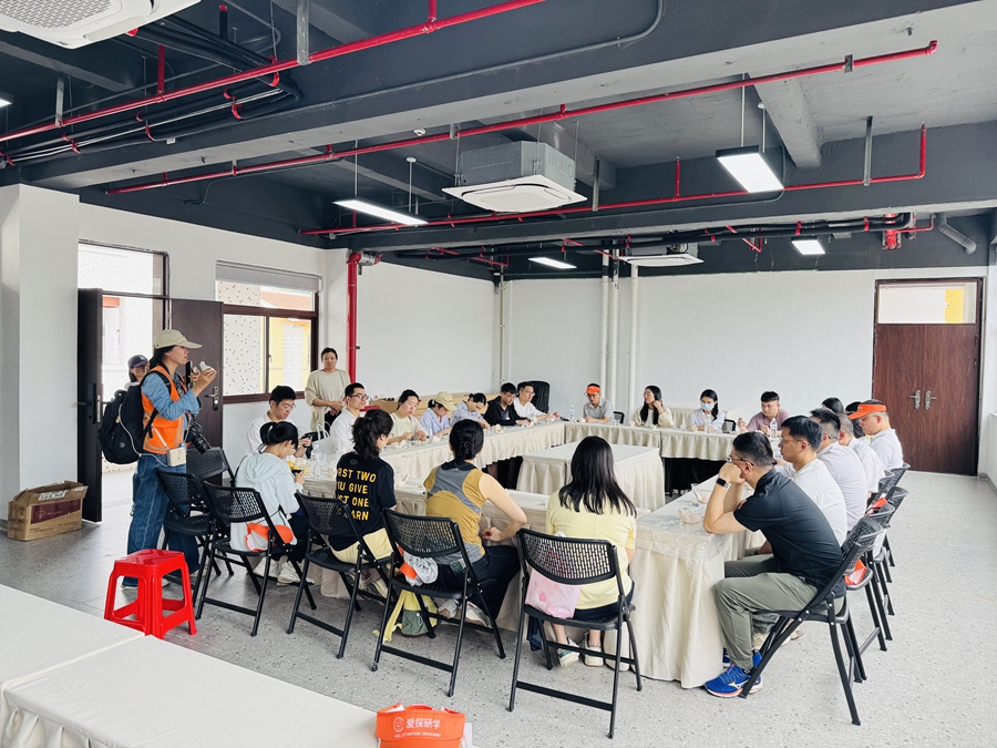 青年代表们召开研讨会