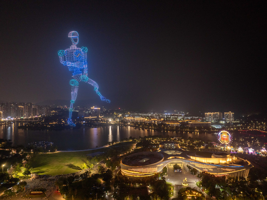 无人机组成的机器人。林双伟摄