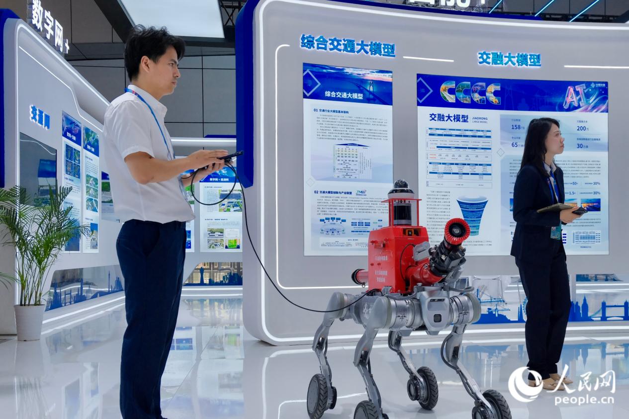 中國交建展區的“消防機器狗”。人民網 歐陽奕奕攝