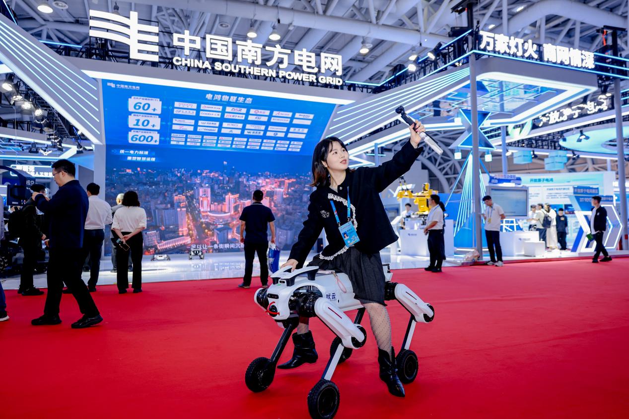 中國南方電網的“負重機器狗”。中國南方電網供圖