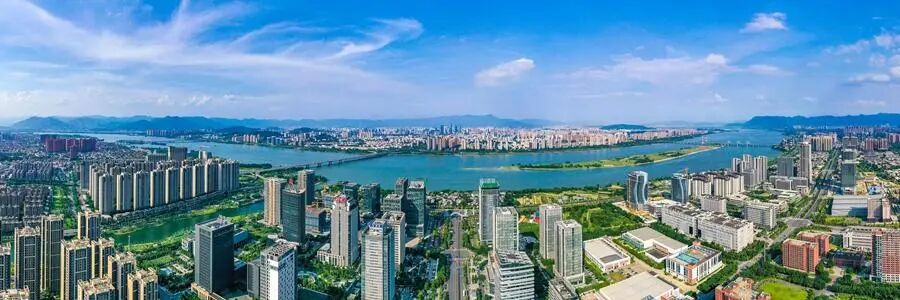 福州高新區的建筑錯落分布，湖泊與公園點綴其間。福州高新區供圖
