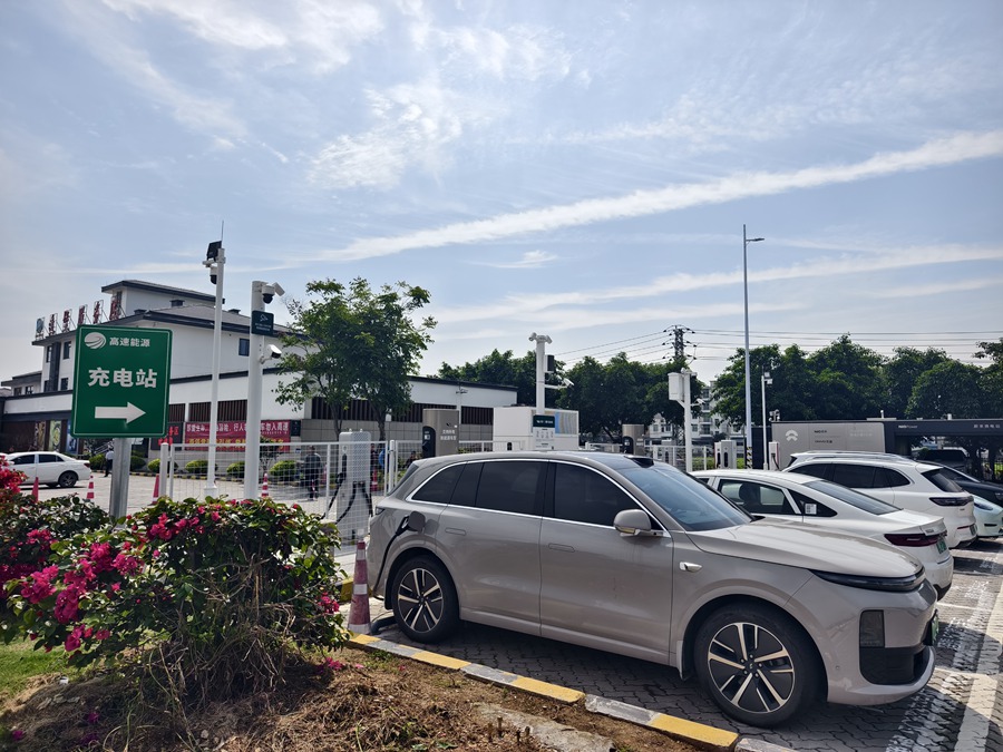 車輛在服務區充電站進行充電