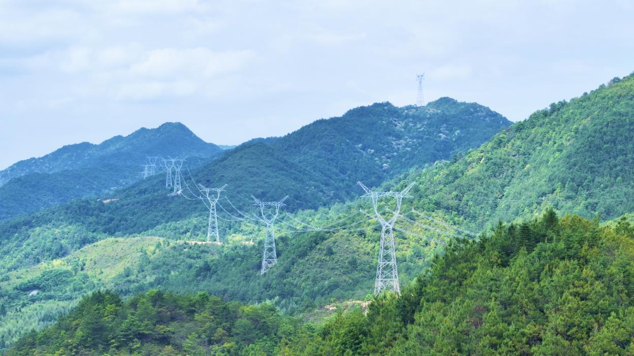 福建汀州500千伏輸變電工程線路工程建設現場。