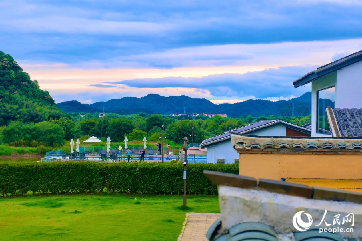 夕陽下的馬伏村。人民網 歐陽奕奕攝
