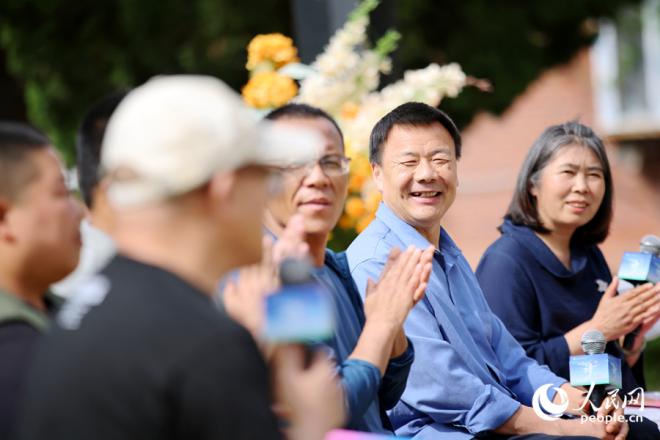 活动现场，诗人们进行交流。人民网记者 陈博摄