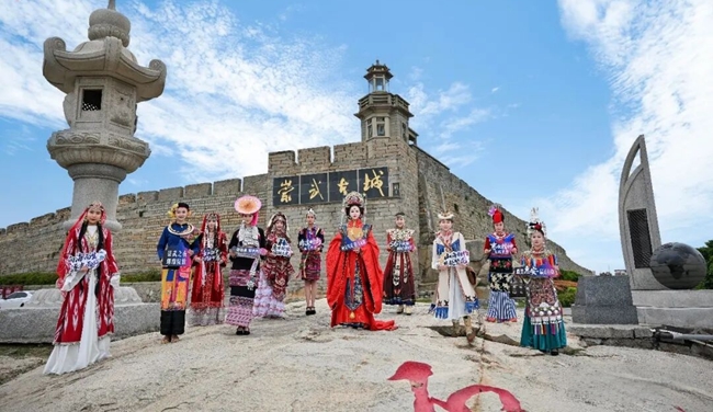 各民族新娘服飾亮相崇武古城