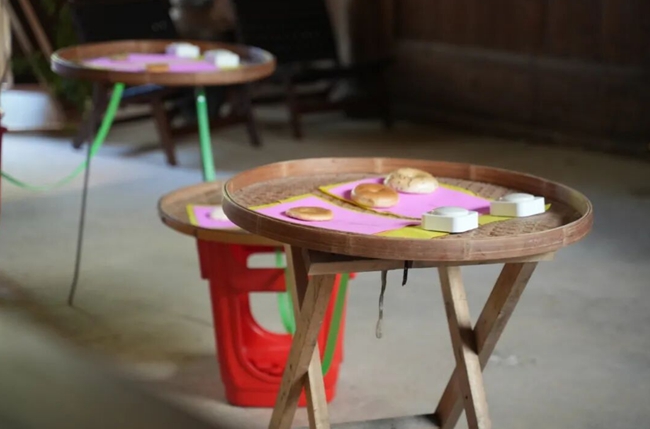 “光餅展”互動區裡，游客可以體驗光餅制作