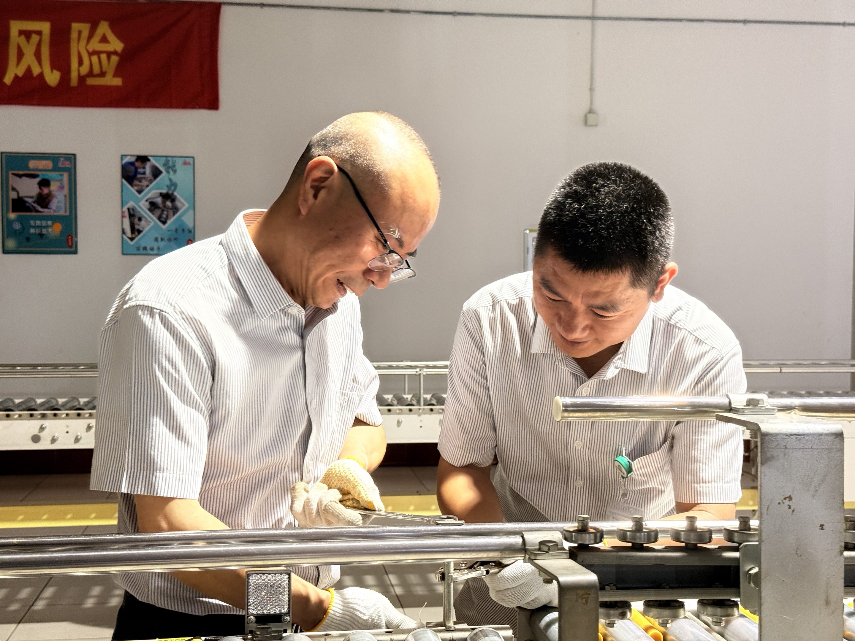 技術人員對改造后的分揀線進行檢修調試