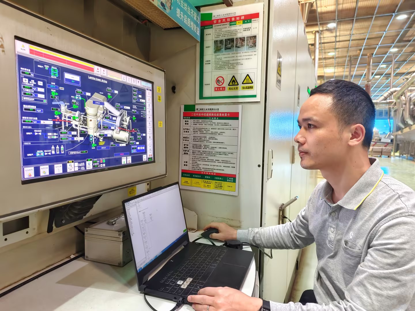 技術人員進行CTD智能烘絲程序調試