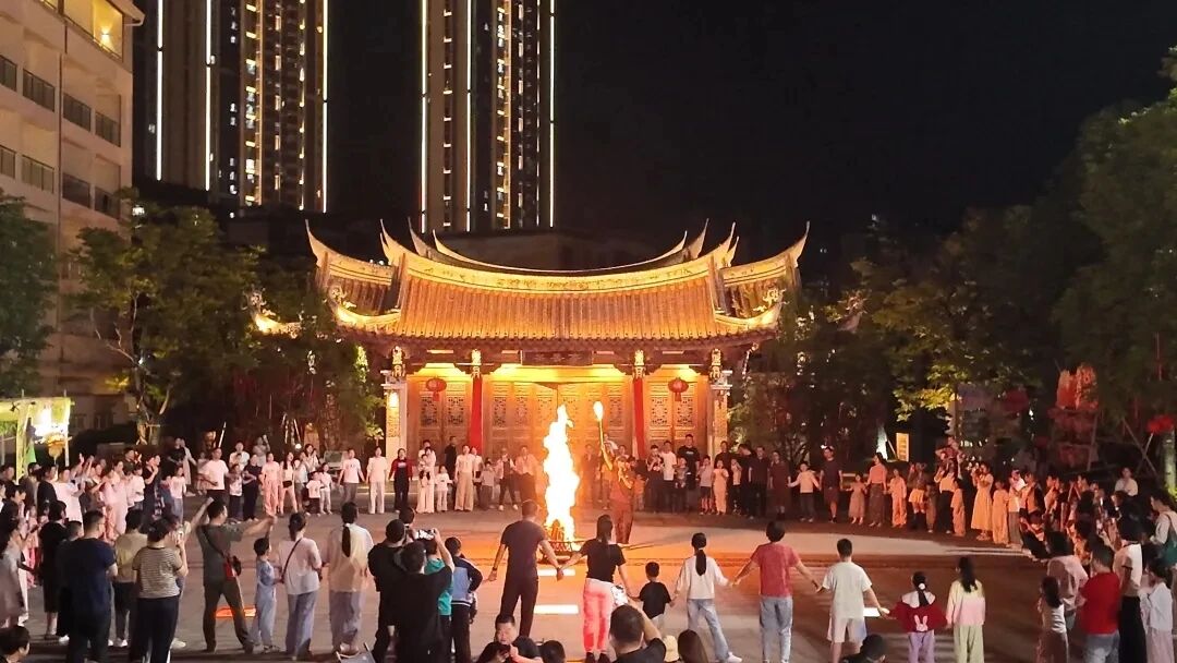 夜幕降临，点燃篝火，游客在夜色与微风中尽享假日悠闲时光