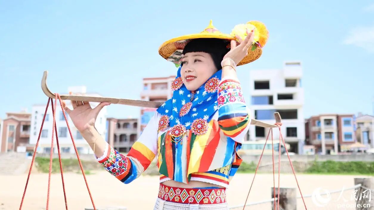 花頭巾包裹，配上寬檐黃斗笠，是惠安女獨特的“防晒套裝”。人民網記者 李昌乾攝