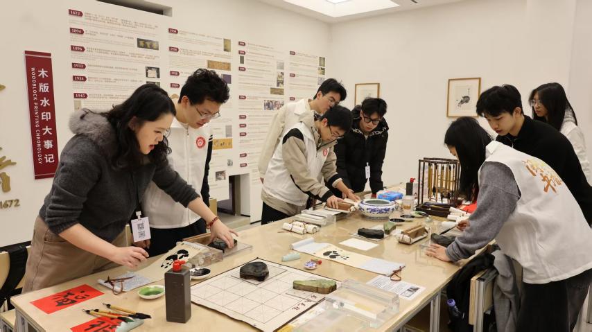 集美大學實踐隊體驗非遺技藝木板水印