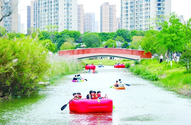船行碧波間，風景入畫來