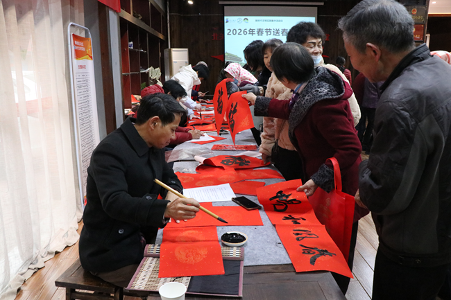 惠安縣老年大學在惠安北關社區開展義寫春聯活動