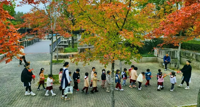小朋友在北岸公園開展戶外活動。卓仕尉攝