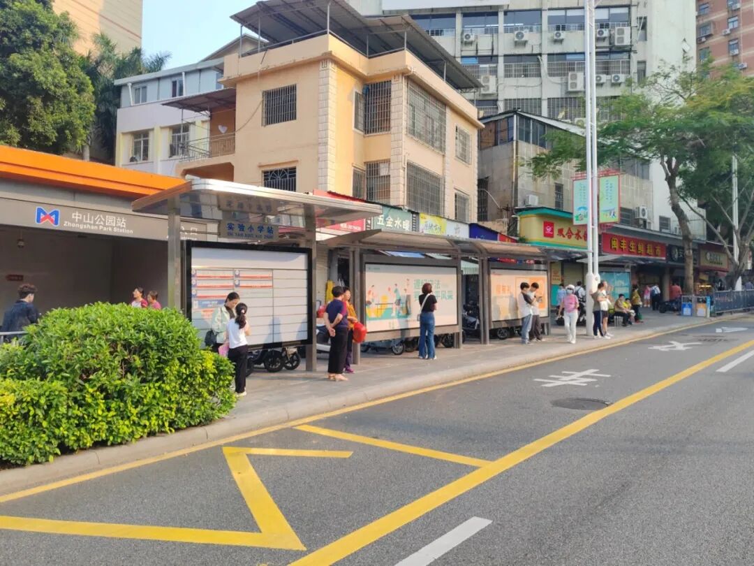 “实验小学”站南侧站点施工后