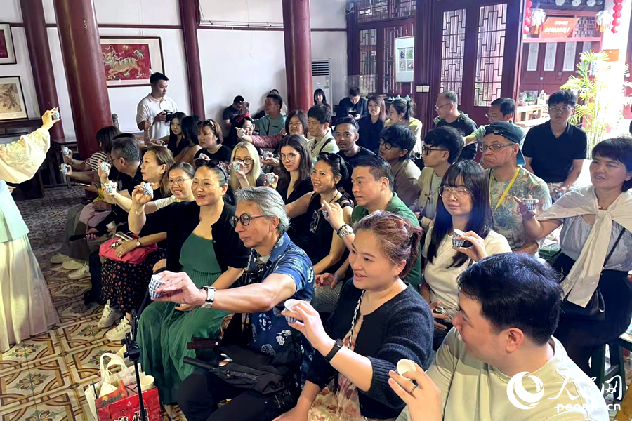 旅行商“踩线”团在泉州体验南音。人民网记者 林盈摄