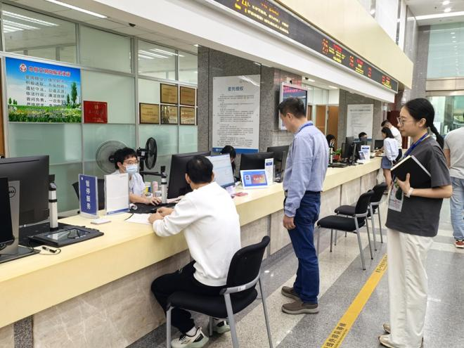 陪同企業和群眾辦理各類業務，現場沉浸式體驗辦証全過程。