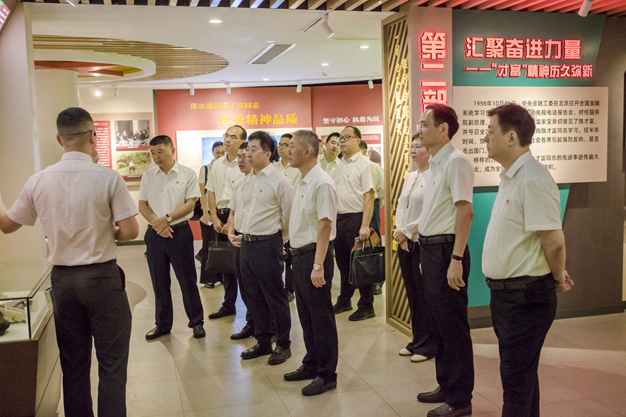 參會人員赴饒才富先進事跡陳列室開展現場教學。邱志鵬供圖