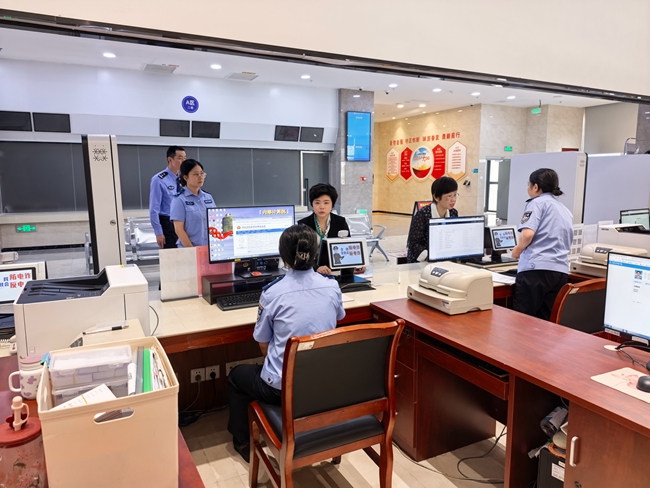 省政協委員修珍萍、黃淑紅以辦事群眾身份到長泰區行政服務中心窗口全流程體驗政務服務效能並提出意見建議。