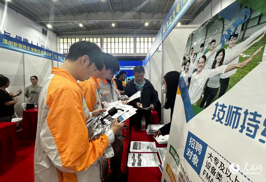 畢業生們正在咨詢崗位信息。人民網記者 張萌攝