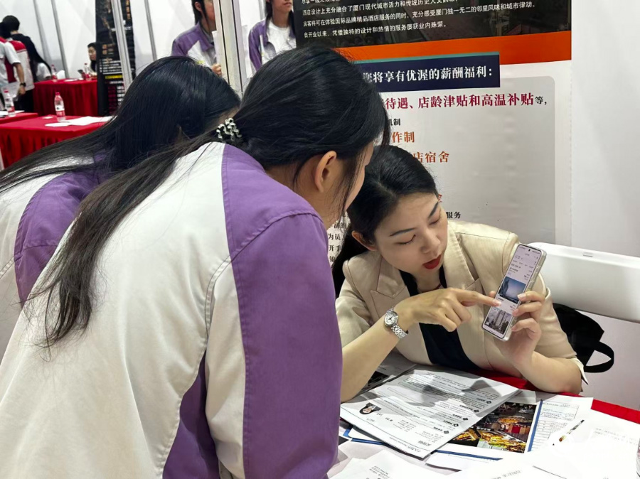 招聘人員向學生們介紹崗位信息。人民網記者 張萌攝
