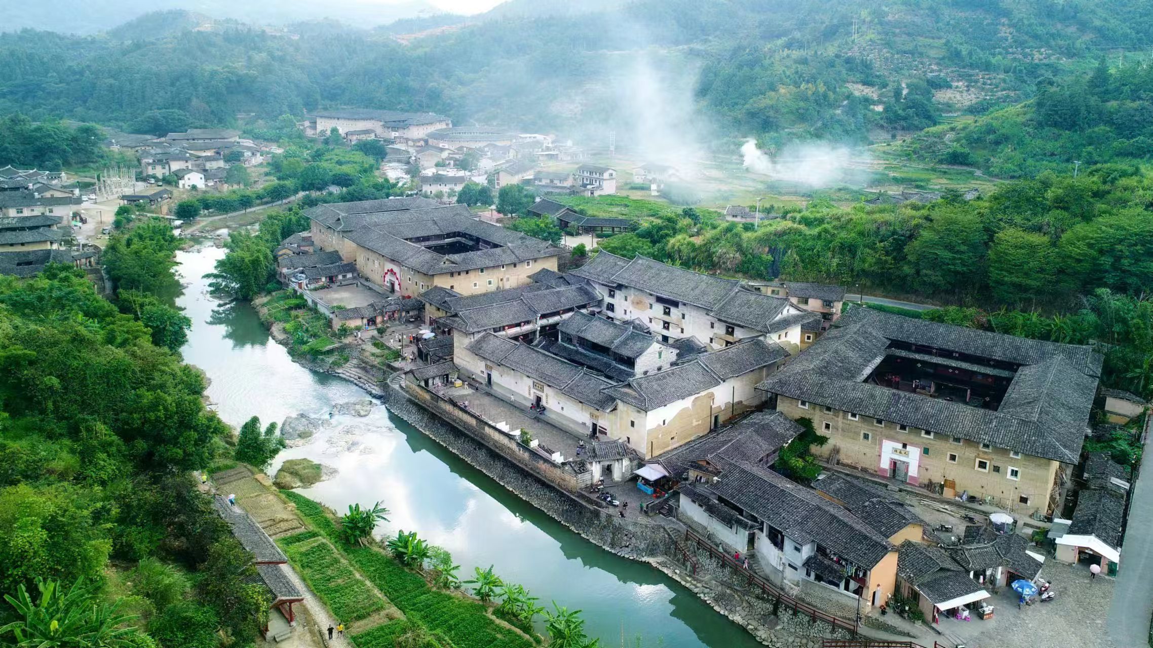 福建省龍岩永定土樓群。許聲超攝