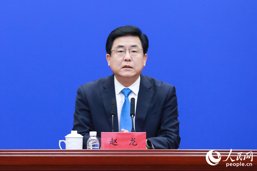 赵龙在发布会上答记者问。人民网记者 陈永整摄